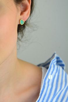 Kolczyki damskie srebrne pozłacane 925 OR RM 24826 – geometryczne kolczyki zdobione turkusową emalią, rozmiar 1,2 x 0,8 cm, zapięcie na sztyft. Stylowe i modne (3).JPG